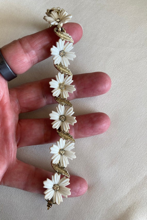 Vintage Coro white daisy flower link bracelet