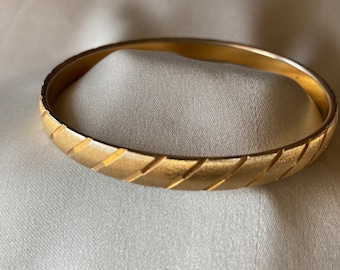 Vintage Monet diamond cut textured gold tone bangle