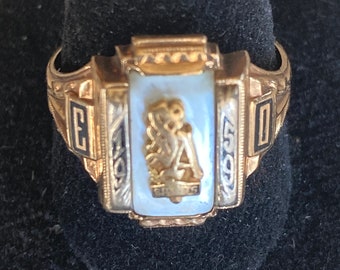 1959 10K yellow gold class ring with mother of pearl~size 8 1/2