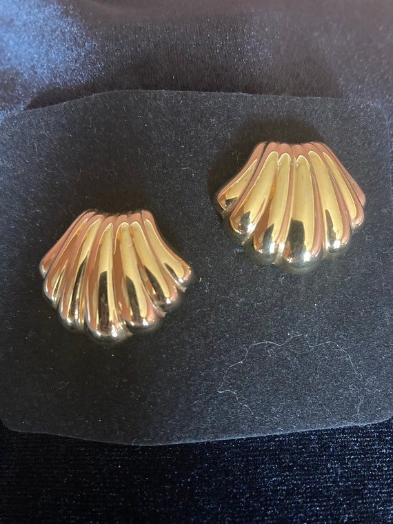 Vintage gold tone shell shape post earrings ~ shin