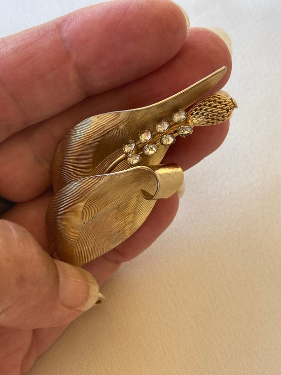 Vintage Hobe' gold tone textured leaf brooch with… - image 3