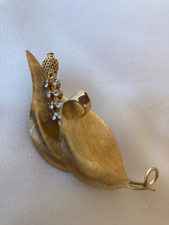Vintage Hobe' gold tone textured leaf brooch with… - image 4