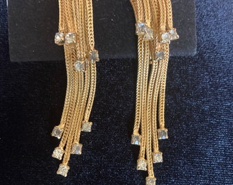 Pendientes de clip colgantes con cadena de malla en tono dorado de Vintage Hobe con detalles de pedrería