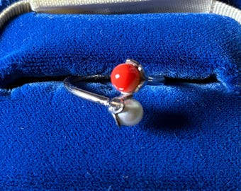 Anillo tipo bypass de perla Akoya y coral natural marcado plata