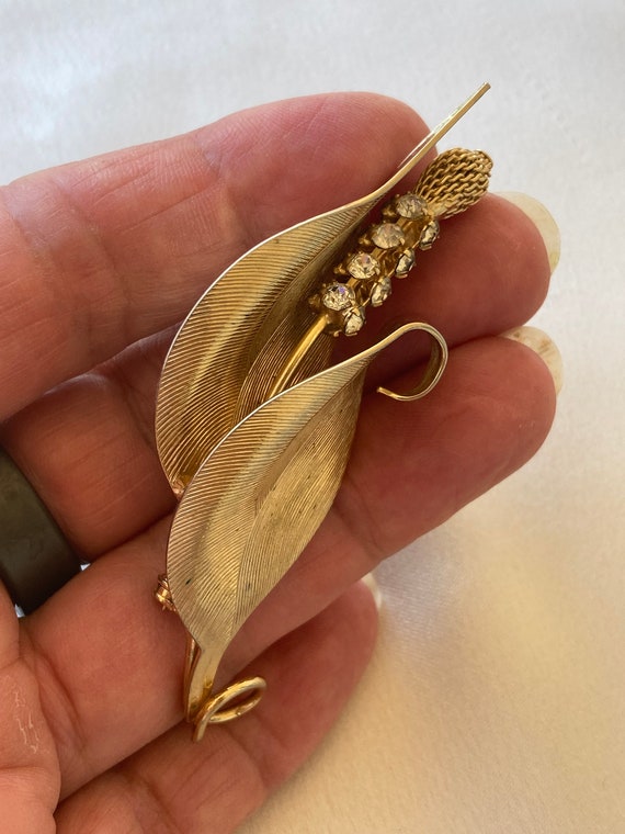 Vintage Hobe' gold tone textured leaf brooch with… - image 5
