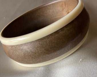 Vintage brown wood grain and cream lucite bangle