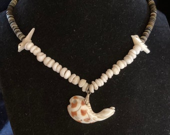 Vintage heishi shell choker necklace ~ carved shell pendant ~ fish ~ carved MOP birds