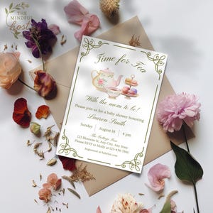Può includere: Un invito per un baby shower con un design floreale e il testo "Time for Tea". L'invito presenta un'illustrazione ad acquerello di una teiera, una tazza da tè e macarons. L'invito è circondato da fiori secchi e una busta.