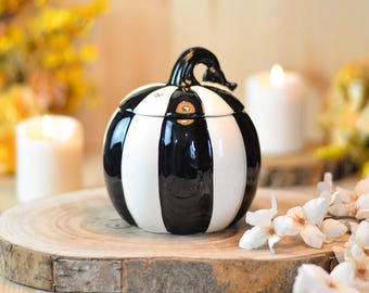 Black and white pumpkin burner for wax melts and essential oils, aroma and home decoration, candle essence, autumn, Halloween, beetle juice.