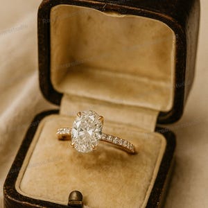 1,50 Ct Oval Moissanit Verlobungsring Versteckter Heiligenschein Brautring 14K Solid Gold Ring Versprechen Ring Jubiläum Oval Solitaire Ring Band Geschenke