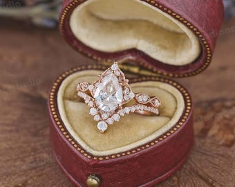 Zestaw pierścionków zaręczynowych z Moissanite w kształcie gruszki Pierścionek zaręczynowy z różowego złota Zestaw ślubny Vintage Diamentowy ślub Zakrzywiony Rocznica Prezent na pierścionek zaręczynowy