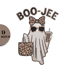 Könnte beinhalten: Gesticktes Design mit einem Geist, der eine Sonnenbrille und eine Schleife trägt und eine Tragetasche und ein Getränk mit Leopardenmuster hält. Der Text "BOO-JEE" befindet sich über dem Geist. Eine kreisförmige Grafik links zeigt 9 Größen an.