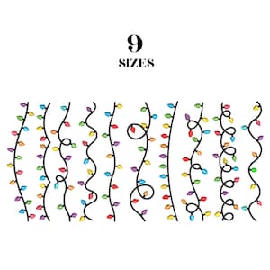 Puede incluir: Nueve diseños diferentes de luces de cadena con bombillas coloridas sobre cables negros. El texto "9 SIZES" está encima de las cadenas de luces. Las luces tienen varias formas, incluyendo rectas, onduladas y en bucle.