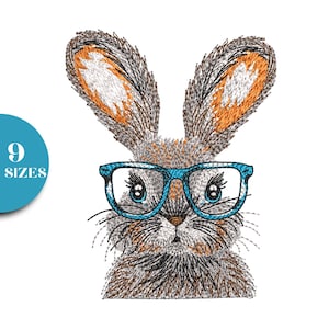 Op de afbeelding: Geborduurd beeld van een konijn met een blauwe bril. Het konijn heeft grijze en bruine vacht met oranje accenten op de oren. Een turquoise cirkel met het nummer "9" en het woord "SIZES" staat in de linkerbovenhoek.