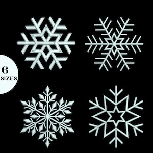 Puede incluir: Cuatro diseños de copos de nieve blancos sobre un fondo negro. Los copos de nieve varían en estilo, con patrones y formas intrincados. Un círculo blanco con el texto "6 SIZES" está en la esquina inferior izquierda. Ideal para manualidades y decoraciones con temática invernal.