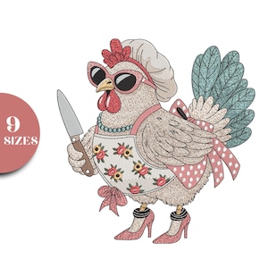 Może przedstawiać: Haftowany wzór kurczaka w okularach przeciwsłonecznych, czapce kucharskiej i kwiatowym fartuchu, trzymającego nóż. Kurczak ma perłowy naszyjnik, różową kokardę i nosi różowe szpilki. Projekt zawiera tekst "9 ROZMIARÓW" w okręgu.