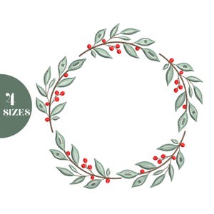 Può includere: Un design a ghirlanda circolare con foglie verdi e bacche rosse. Le foglie sono di un colore verde tenue e le bacche sono di un rosso brillante. La ghirlanda è posta su uno sfondo bianco. Un cerchio verde con il testo "4 SIZES" si trova nell'angolo in basso a sinistra.