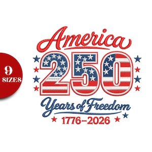 Puede incluir: Diseño bordado con el texto "America 250 Years of Freedom 1776-2026". Los números "250" están rellenos con un campo azul de estrellas y rayas rojas, rodeados de estrellas rojas y azules.