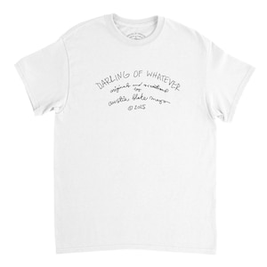 Op de afbeelding: Wit T-shirt met de handgeschreven tekst "DARLING OF WHATEVER originals and recreations by austin blake mayo © 2015" in zwarte inkt. Het shirt heeft een ronde hals en korte mouwen. De tekst is over de borst gebogen.