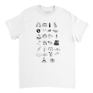 Op de afbeelding: Wit t-shirt met een reeks zwart-wit illustraties. De illustraties tonen een vrouwengezicht, boeken, een fles, een Dalmatische hond, een plaat, een sandwich, een cocktail, het Vrijheidsbeeld, een camera en meer.