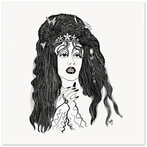 Op de afbeelding: Zwart-wit illustratie van een vrouw met lang, golvend haar versierd met vlinders en bloemen. Ze draagt een bloemenkroon en donkere make-up. Haar hand is bij haar gezicht en ze heeft een decoratief kledingstuk.