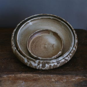 Ensemble de 3 assiettes plates, service pour la salle à manger, céramique minimaliste, poterie, assiette tournée, objets artisanaux, grès, bol japonais, wabisabi