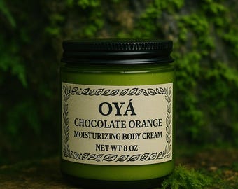 Może przedstawiać: Zielony szklany słoik z czarną pokrywką, z napisem "OYÁ CHOCOLATE ORANGE MOISTURIZING BODY CREAM". Słoik zawiera zielony krem i jest oznaczony "NET WT 8 OZ."