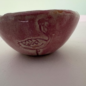 Könnte beinhalten: Rustikales Holzschild mit dem Text "Welcome to our home" in weißer Schrift. Das Schild hat eine Used-Optik und ein schlichtes, einladendes Design, perfekt für eine Veranda oder einen Eingangsbereich.