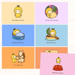 Pode incluir: Seis cartões ilustrados com um personagem em um traje de abacaxi amarelo. Cada cartão tem uma cena diferente e uma frase curta: "No thoughts, just vibe", "You'll harvest it someday", "Canned. Cozy. Over it", "No plan. Just flow", "It is ready to go!" e "Build your own joy!"