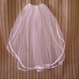 Pu&ograve; includere: Un velo da sposa bianco in tulle sottile. I bordi del velo sono rifiniti con un nastro di raso. Questo velo &egrave; progettato per matrimoni o eventi speciali, offrendo un aspetto classico ed elegante. Un accessorio nuziale tradizionale.