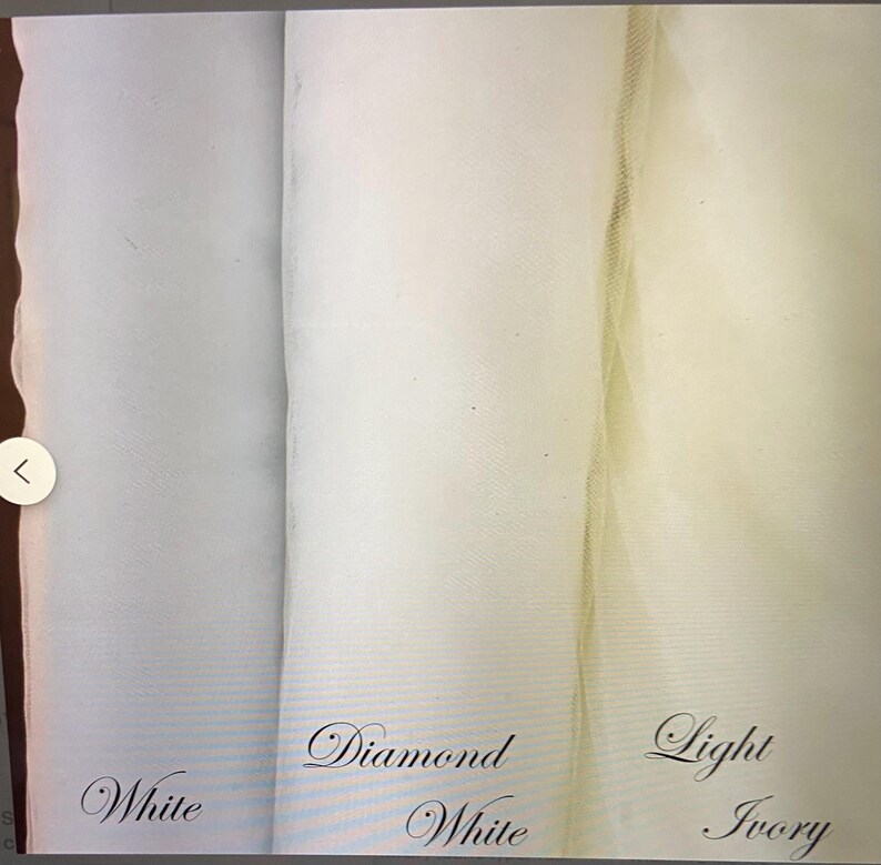 Pu&ograve; includere: Tre campioni di tessuto in bianco, bianco diamante e avorio chiaro. I tessuti sono trasparenti e sembrano tulle o rete. I nomi dei colori sono scritti in corsivo sotto ogni campione.