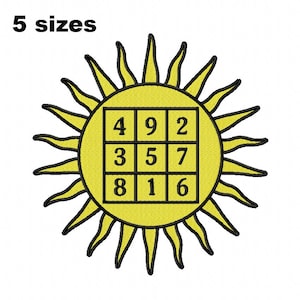 Könnte beinhalten: Gestickter Aufnäher mit einer gelben Sonne mit schwarzen Umrissen und einem zentralen Quadrat mit Zahlen. Der Text "5 Größen" steht oben. Geeignet für Kleidung oder Accessoires.