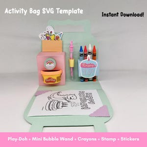 Pode incluir: Um modelo SVG de saco de atividades verde claro com o texto "Activity Bag SVG Template" e "Instant Download!". O saco contém Play-Doh, uma mini varinha de bolhas, lápis de cor, um carimbo e autocolantes. Um cartão "Happy Birthday" está incluído.