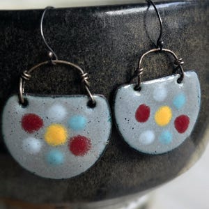 Pendientes colgantes de cobre azul recocido hechos a mano: alambres de plata de ley
