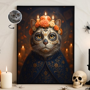 Peut inclure: Une œuvre encadrée représente un chat orné d'un maquillage de tête de mort, d'une couronne florale et d'une cape bleue avec des détails dorés. Le chat est entouré de bougies et d'un arrière-plan flou. Décor d'Halloween avec citrouilles, araignées et un crâne.
