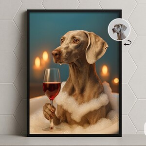 Może przedstawiać: Oprawiony wydruk przedstawiający psa Weimaranera w wannie, trzymającego kieliszek czerwonego wina. Pies otoczony jest bąbelkami, z niebieskim tłem i miękkim oświetleniem. Mały obrazek psa znajduje się w prawym górnym rogu.
