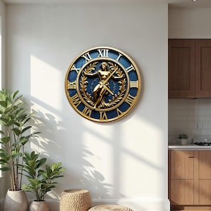 Puede incluir: Un gran reloj de pared redondo con una esfera azul y números romanos dorados. El reloj presenta una figura dorada en el centro y está rodeado por un marco dorado. El reloj está montado en una pared blanca.