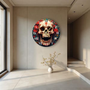 Könnte beinhalten: Runde Wanduhr mit detailliertem Totenkopf-Design, roten Rosen und römischen Ziffern als Stundenmarkierungen. Die Uhr hat goldfarbene Zeiger und ist an einer hellen Wand befestigt. Der Durchmesser der Uhr beträgt ca. 30 cm.