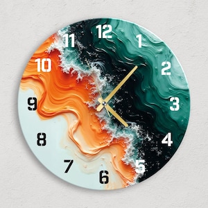 Puede incluir: Reloj de pared redondo con un diseño abstracto vibrante. La esfera del reloj está dividida en secciones naranja y verde azulado, con detalles blancos que parecen olas. Las manecillas doradas señalan los números negros. Un elemento decorativo.