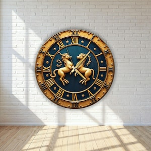 Könnte beinhalten: Eine große, runde Wanduhr mit goldfarbenem Rahmen und römischen Ziffern. Das Zifferblatt ist dunkelblau mit zwei goldfarbenen Einhornfiguren. Die Zeiger der Uhr sind goldfarben. Die Uhr ist an einer weißen Backsteinmauer befestigt.