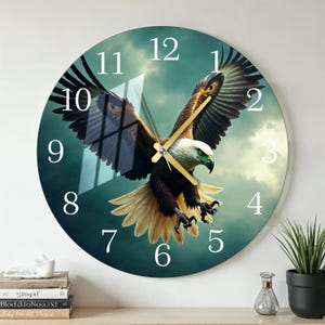 Könnte beinhalten: Runde Wanduhr mit einem majestätischen Adler im Flug vor einem bewölkten Himmel. Das Zifferblatt hat große weiße Ziffern und goldfarbene Zeiger. Der Adler hat braune und weiße Federn mit einem grün-weißen Kopf.