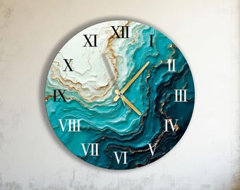 Puede incluir: Reloj de pared redondo con un diseño abstracto en turquesa, blanco y dorado. La esfera del reloj presenta números romanos y manecillas doradas. El reloj está montado en una pared de color neutro.
