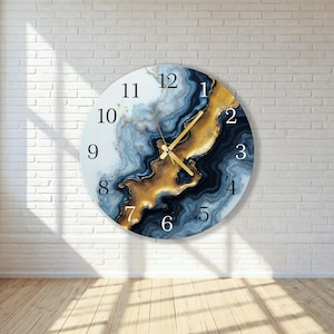 Puede incluir: Reloj de pared redondo con diseño veteado en tonos azules, dorados y blancos. La esfera del reloj tiene números negros y manecillas doradas. El reloj está montado en una pared de ladrillo blanco. Diámetro aproximado de 30 cm.