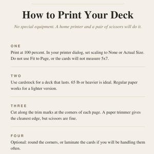 Puede incluir: Un documento de instrucciones titulado How to Print Your Deck con texto oscuro sobre fondo claro. Proporciona cuatro pasos numerados para imprimir tarjetas en casa, incluyendo ajustes de impresora, recomendaciones de papel y corte.