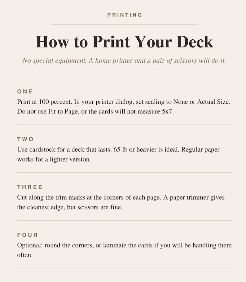 Puede incluir: Un documento de instrucciones titulado How to Print Your Deck con texto oscuro sobre fondo claro. Proporciona cuatro pasos numerados para imprimir tarjetas en casa, incluyendo ajustes de impresora, recomendaciones de papel y corte.