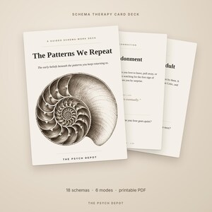 Puede incluir: Un mazo de cartas de terapia de esquemas titulado The Patterns We Repeat, con una ilustraci&oacute;n detallada en blanco y negro de una concha de nautilo. El mazo incluye texto sobre creencias tempranas, trabajo de esquemas y modos.