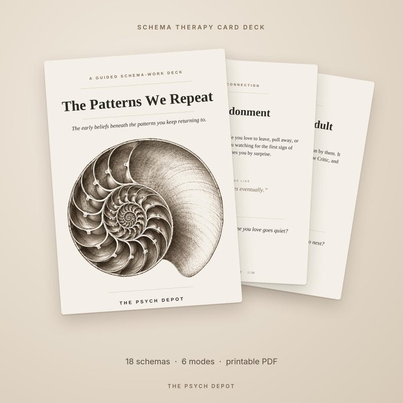 Puede incluir: Un mazo de cartas de terapia de esquemas titulado The Patterns We Repeat, con una ilustraci&oacute;n detallada en blanco y negro de una concha de nautilo. El mazo incluye texto sobre creencias tempranas, trabajo de esquemas y modos.