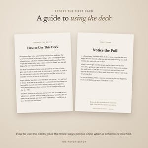 Puede incluir: Dos tarjetas informativas de color blanco roto con texto en negro. La tarjeta de la izquierda se titula How to Use This Deck y explica la terapia de esquemas. La tarjeta de la derecha se titula Notice the Pull y describe mecanismos.