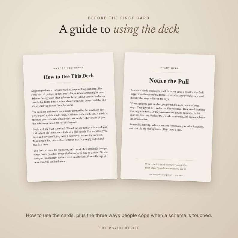 Puede incluir: Dos tarjetas informativas de color blanco roto con texto en negro. La tarjeta de la izquierda se titula How to Use This Deck y explica la terapia de esquemas. La tarjeta de la derecha se titula Notice the Pull y describe mecanismos.