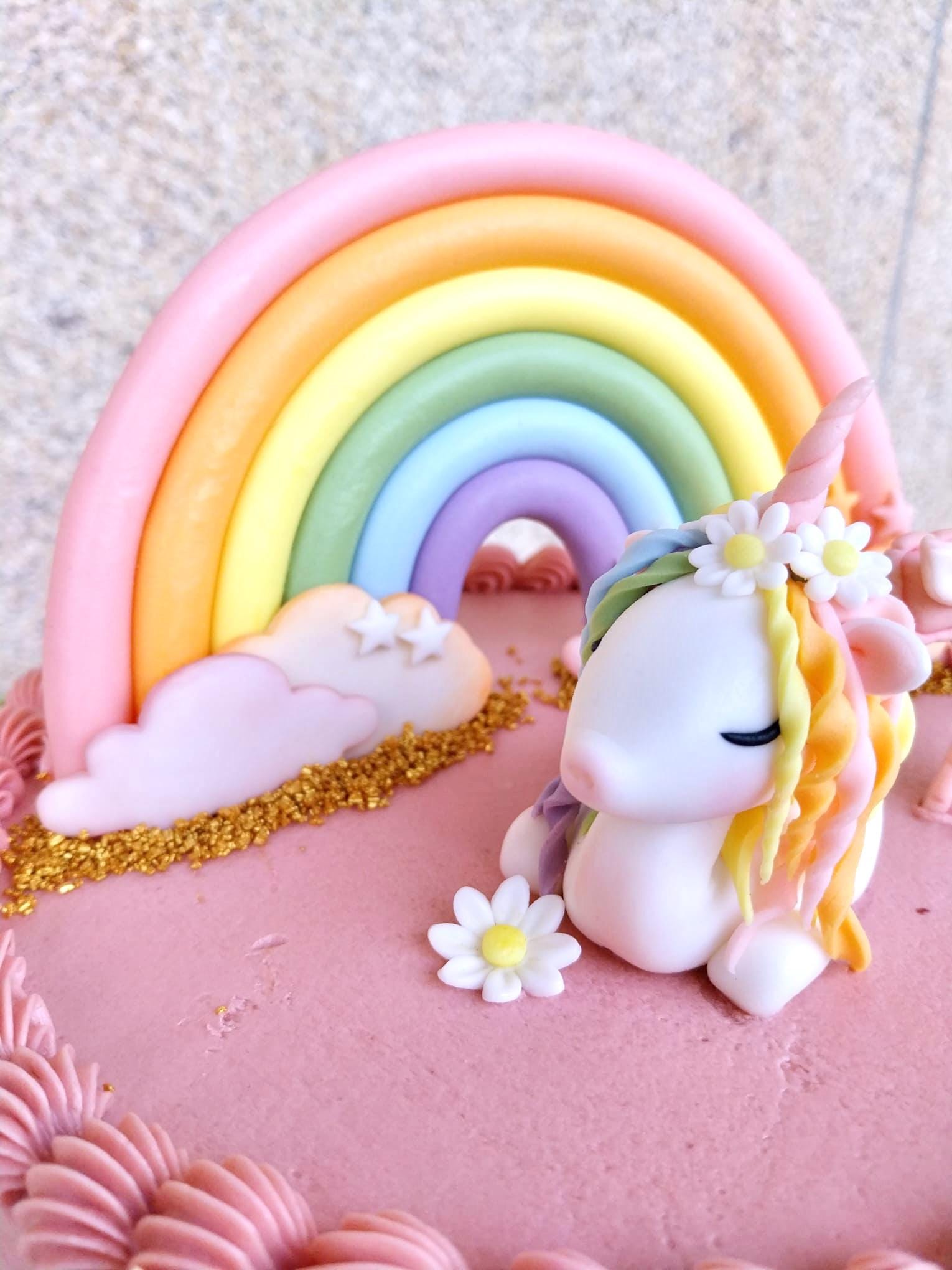 Pegaso unicorno simpatico cartone animato con criniera arcobaleno
